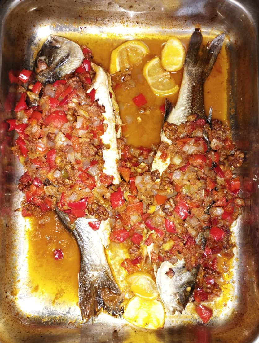 Dorada rellena de nueces y verduras